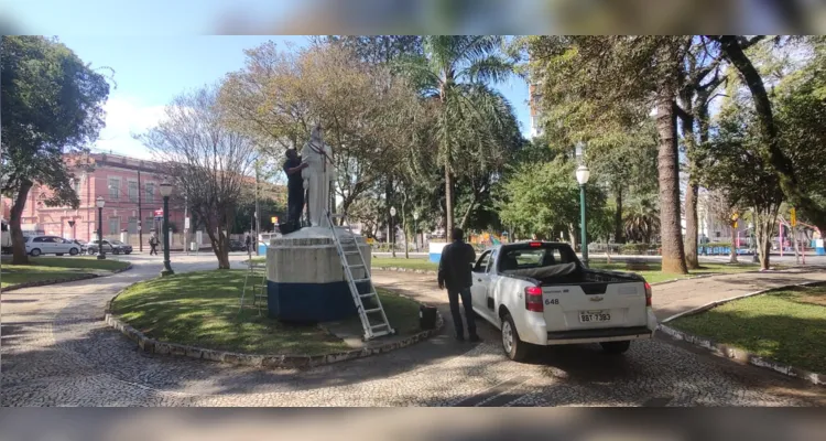 Funcionários da Prefeitura trabalham na reparação da estátua de Tiradentes