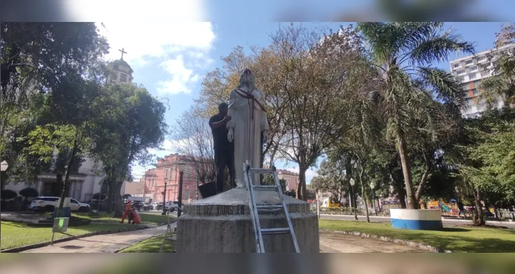 Funcionários da Prefeitura trabalham na reparação da estátua de Tiradentes