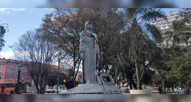 Funcionários da Prefeitura trabalham na reparação da estátua de Tiradentes