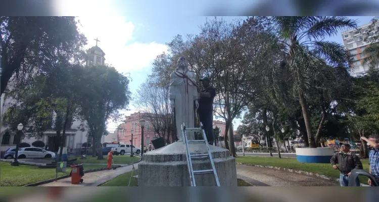 Funcionários da Prefeitura trabalham na reparação da estátua de Tiradentes