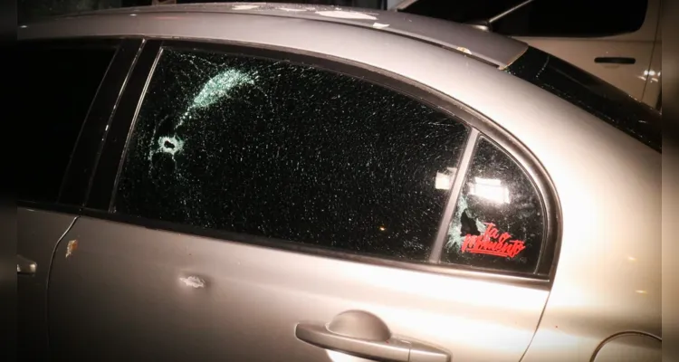 Disparos atingiram o vidro de um Honda Civic.