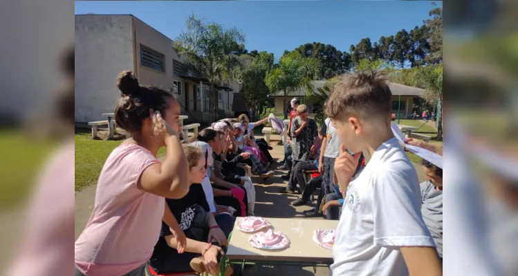 A atividade ajudou a fixar o conteúdo e estimular a leitura através da competição entre os alunos