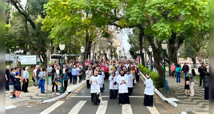 Procissão aconteceu na manhã desta quarta-feira pelas ruas de Ponta Grossa 