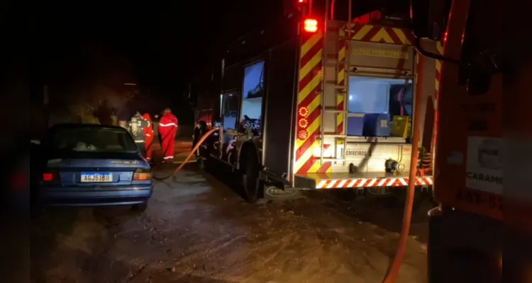 Chamas foram combatidas por bombeiros comunitários da cidade