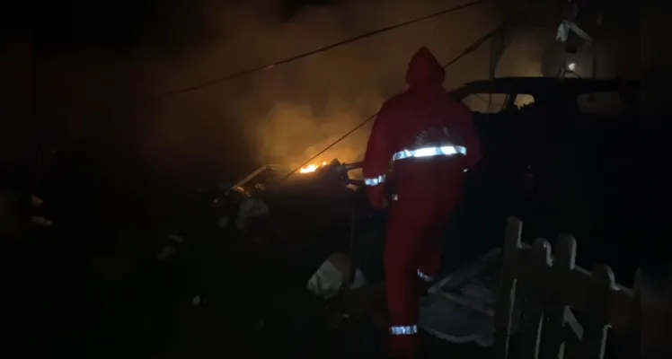 Chamas foram combatidas por bombeiros comunitários da cidade