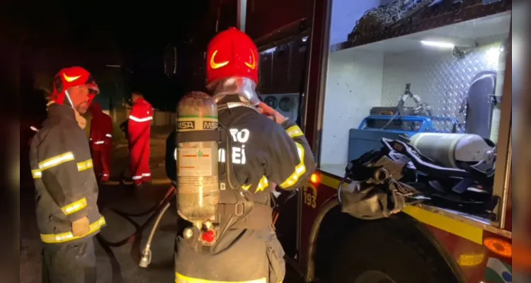 Chamas foram combatidas por bombeiros comunitários da cidade