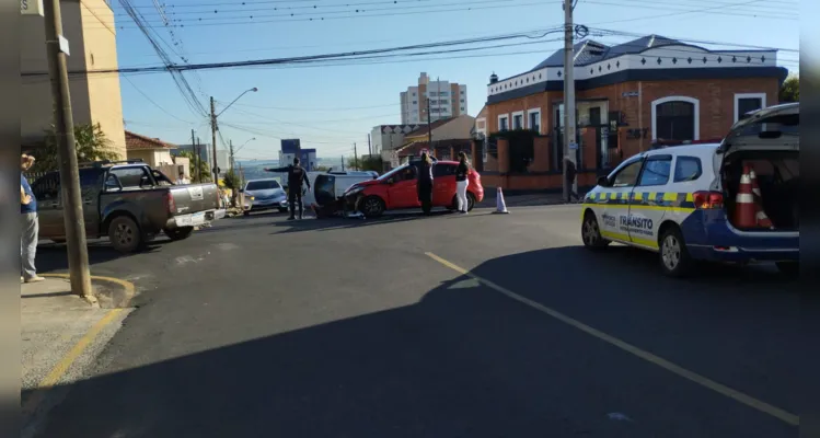 Acidente aconteceu por volta das 16h15 desta segunda-feira, em Ponta Grossa