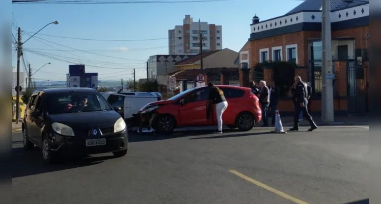 Acidente aconteceu por volta das 16h15 desta segunda-feira, em Ponta Grossa