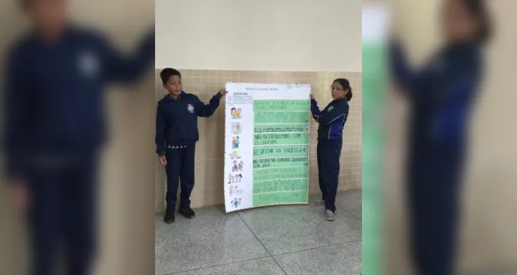 A iniciativa dos alunos foi a de criar um mural com regras para os ambientes e relacionamentos na escola