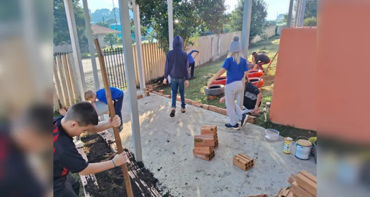 Iniciativa dos alunos foi desde a concepção de melhoria do espaço até colocar as 'mãos às obras'