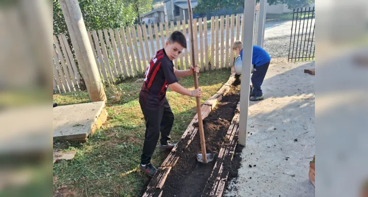 Iniciativa dos alunos foi desde a concepção de melhoria do espaço até colocar as 'mãos às obras'