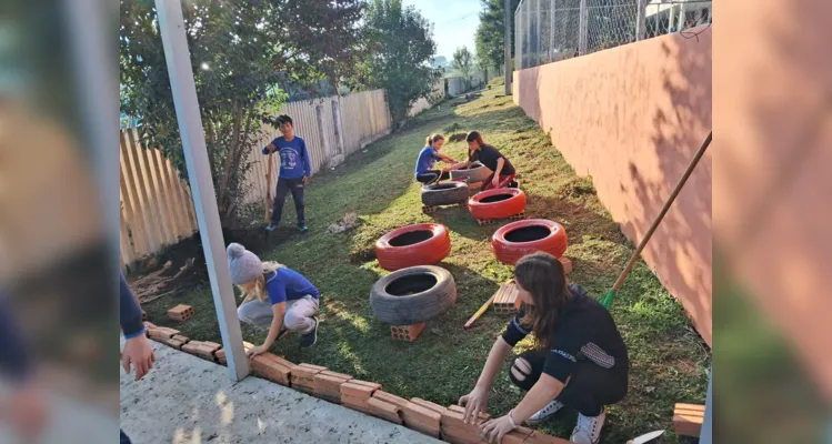 Iniciativa dos alunos foi desde a concepção de melhoria do espaço até colocar as 'mãos às obras'