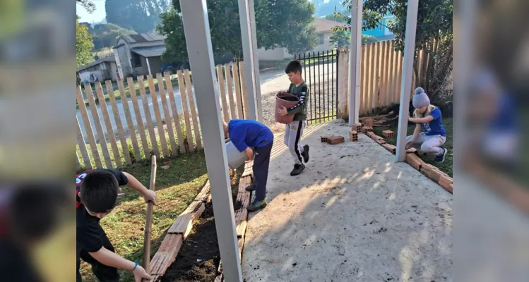 Iniciativa dos alunos foi desde a concepção de melhoria do espaço até colocar as 'mãos às obras'