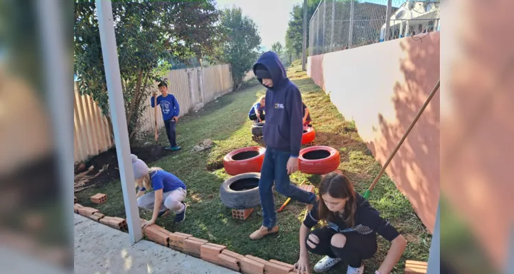 Iniciativa dos alunos foi desde a concepção de melhoria do espaço até colocar as 'mãos às obras'