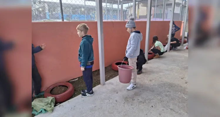 Iniciativa dos alunos foi desde a concepção de melhoria do espaço até colocar as 'mãos às obras'