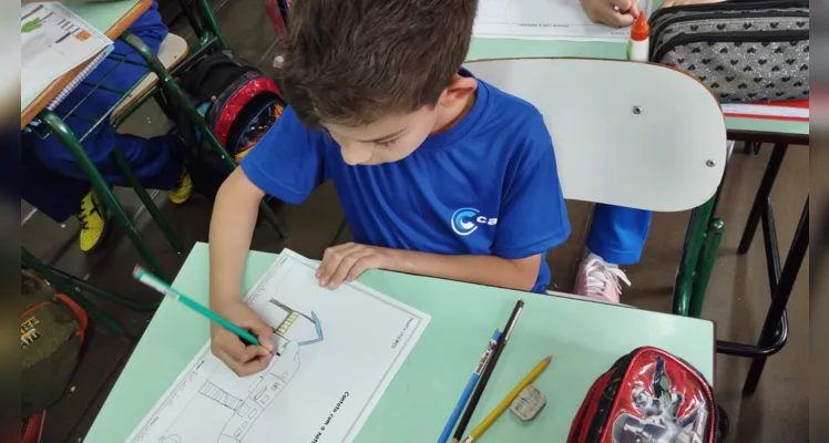 Os alunos foram estimulados a separar um tempo durante o período de suas férias para passar em contato com a natureza e no retorno a sala de aula representaram estes momentos por meio de ilustrações