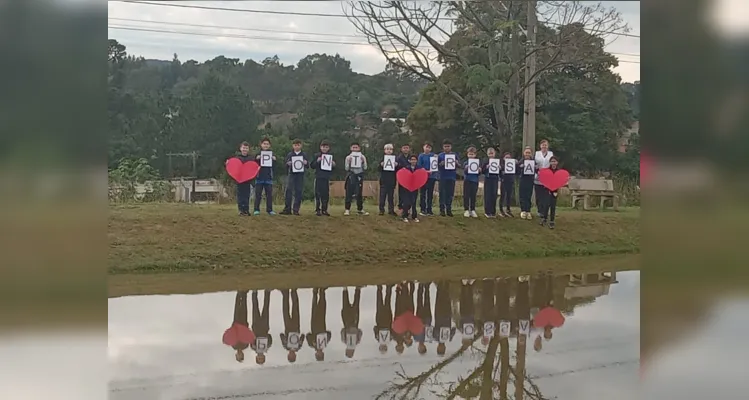 A turma realizou atividades práticas e teóricas, como um passeio pela área da escola, a produção de textos, exposição de desenhos e a confecção de representações de momentos históricos da cidade