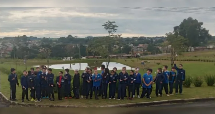 A turma realizou atividades práticas e teóricas, como um passeio pela área da escola, a produção de textos, exposição de desenhos e a confecção de representações de momentos históricos da cidade