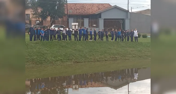 A turma realizou atividades práticas e teóricas, como um passeio pela área da escola, a produção de textos, exposição de desenhos e a confecção de representações de momentos históricos da cidade