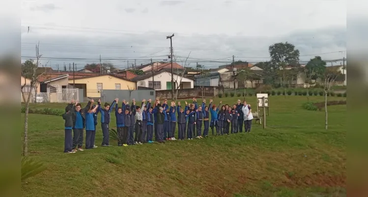 A turma realizou atividades práticas e teóricas, como um passeio pela área da escola, a produção de textos, exposição de desenhos e a confecção de representações de momentos históricos da cidade