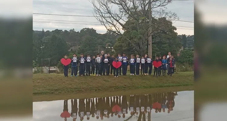 A turma realizou atividades práticas e teóricas, como um passeio pela área da escola, a produção de textos, exposição de desenhos e a confecção de representações de momentos históricos da cidade