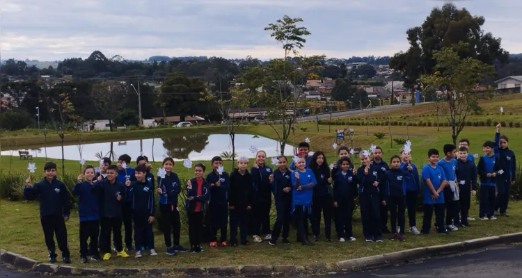 A turma realizou atividades práticas e teóricas, como um passeio pela área da escola, a produção de textos, exposição de desenhos e a confecção de representações de momentos históricos da cidade