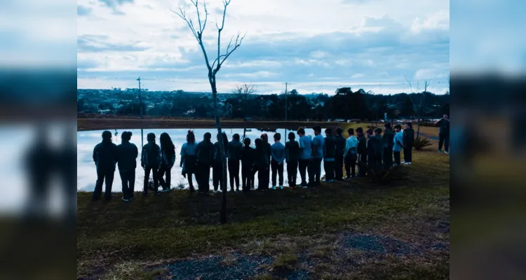 A turma realizou atividades práticas e teóricas, como um passeio pela área da escola, a produção de textos, exposição de desenhos e a confecção de representações de momentos históricos da cidade