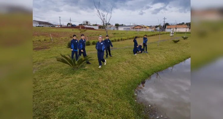 A turma realizou atividades práticas e teóricas, como um passeio pela área da escola, a produção de textos, exposição de desenhos e a confecção de representações de momentos históricos da cidade