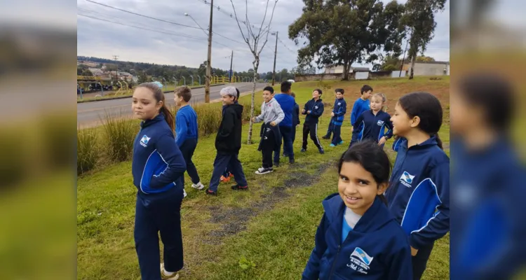 A turma realizou atividades práticas e teóricas, como um passeio pela área da escola, a produção de textos, exposição de desenhos e a confecção de representações de momentos históricos da cidade