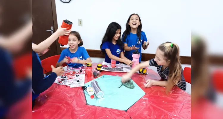 A turma realizou atividades práticas e teóricas, como um passeio pela área da escola, a produção de textos, exposição de desenhos e a confecção de representações de momentos históricos da cidade