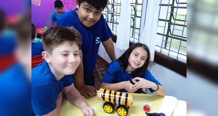 A turma realizou atividades práticas e teóricas, como um passeio pela área da escola, a produção de textos, exposição de desenhos e a confecção de representações de momentos históricos da cidade