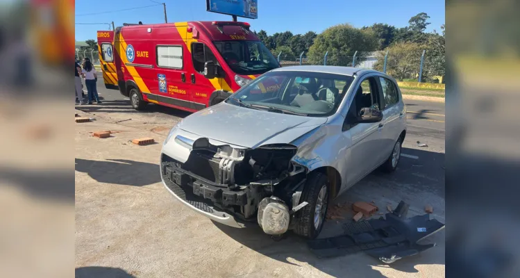 Jovem sem CNH fica ferido em acidente entre carro e moto em PG