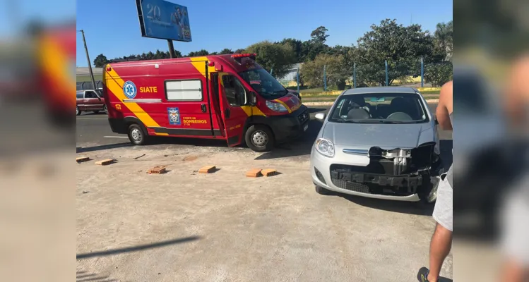 Jovem sem CNH fica ferido em acidente entre carro e moto em PG