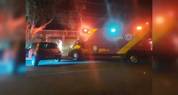 Renault Clio bateu de frente na árvore pouco depois da meia-noite