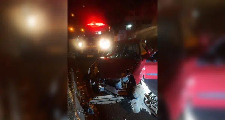 Renault Clio bateu de frente na árvore pouco depois da meia-noite