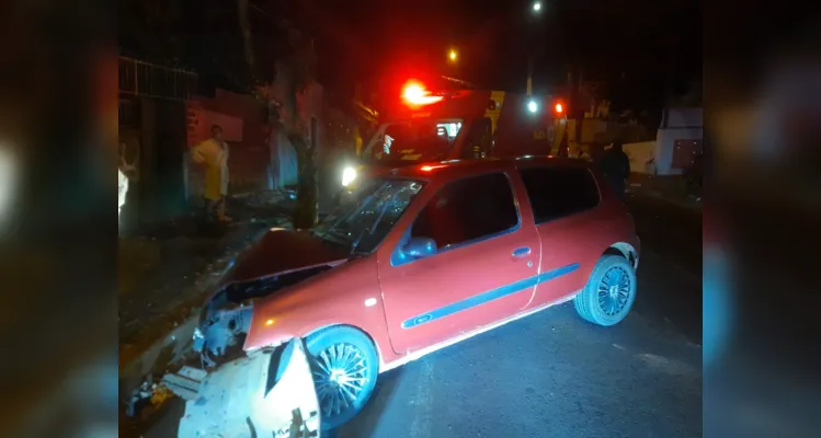 Renault Clio bateu de frente na árvore pouco depois da meia-noite