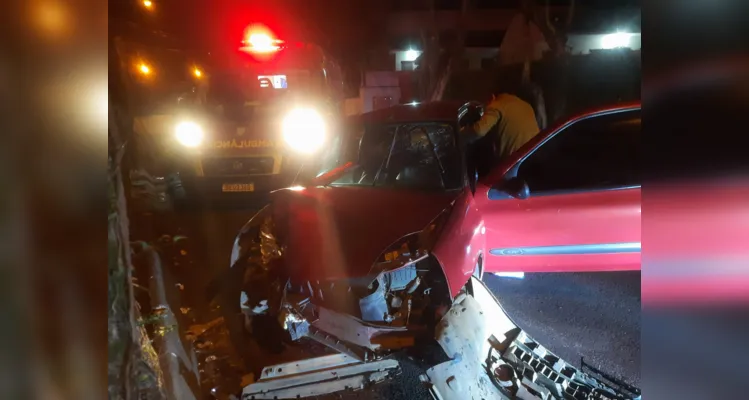 Renault Clio bateu de frente na árvore pouco depois da meia-noite