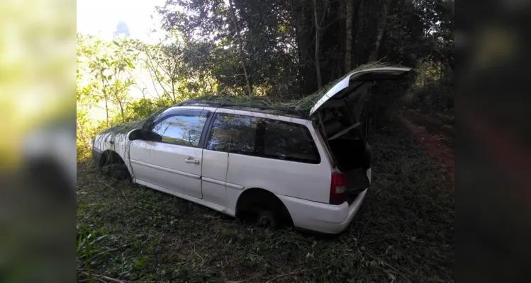 Veículo estava abandonado, sem os pneus e coberto de mato