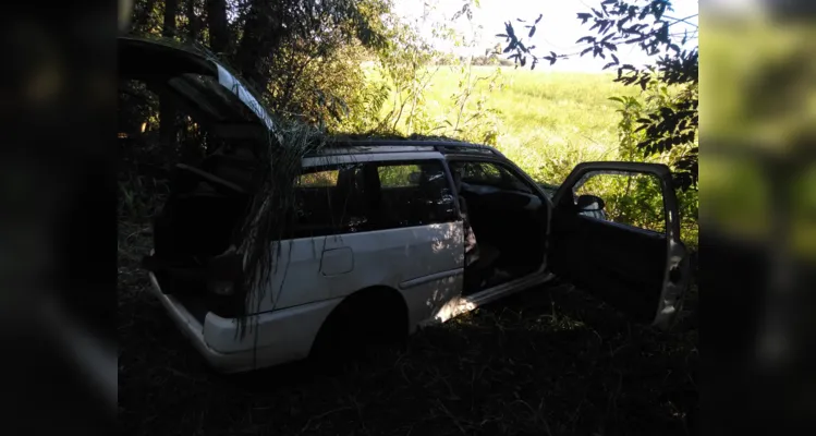 Veículo estava abandonado, sem os pneus e coberto de mato