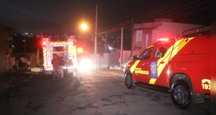 Chamas destruíram a residência na rua Mato Grosso