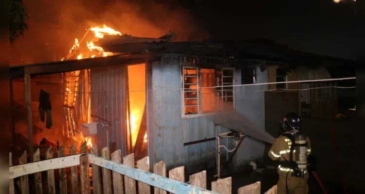 Chamas destruíram a residência na rua Mato Grosso