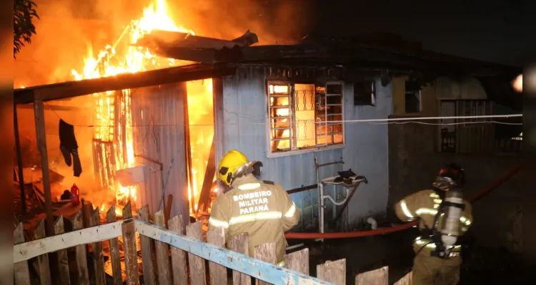 Chamas destruíram a residência na rua Mato Grosso