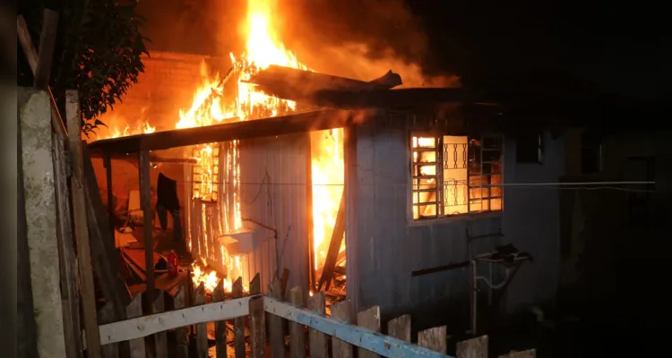 Chamas destruíram a residência na rua Mato Grosso