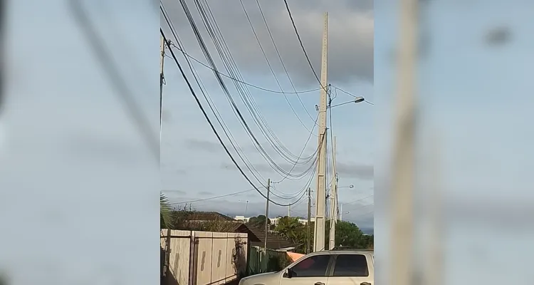 Segundo moradores, postes foram trocados há mais de 15 dias e deixaram os fios telefônicos soltos.