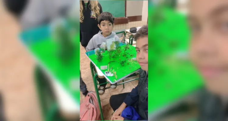 Educandos expuseram trabalhos em sala de aula e depois compartilharam com colegas de outras turmas