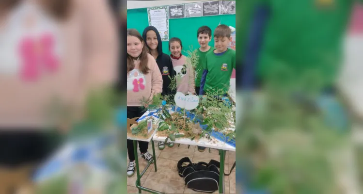 Educandos expuseram trabalhos em sala de aula e depois compartilharam com colegas de outras turmas