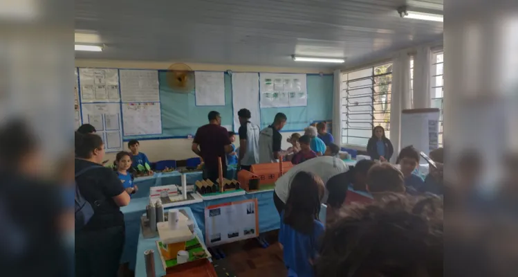 A feira reuniu a comunidade escolar, atletas da categoria de base do Operário e autoridades políticas