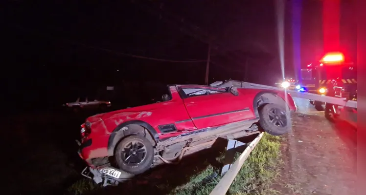 Homem fica preso após colisão na Avenida Souza Naves