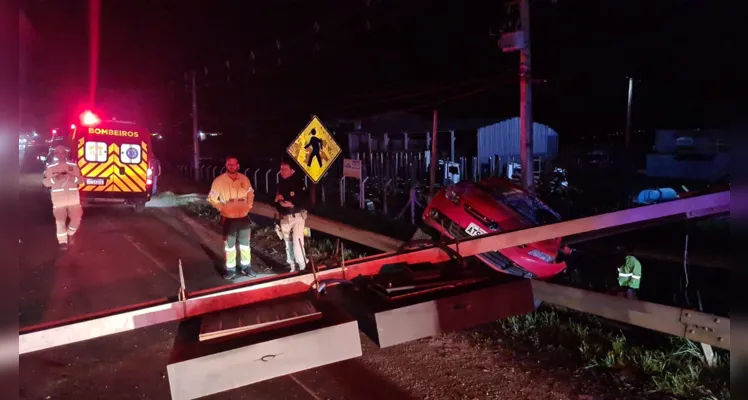 Homem fica preso após colisão na Avenida Souza Naves