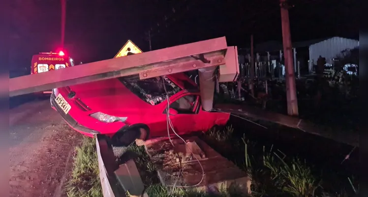 Homem fica preso após colisão na Avenida Souza Naves